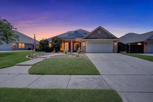 $400,000 | 930 Royal Oak Lane, Burleson, TX 76028