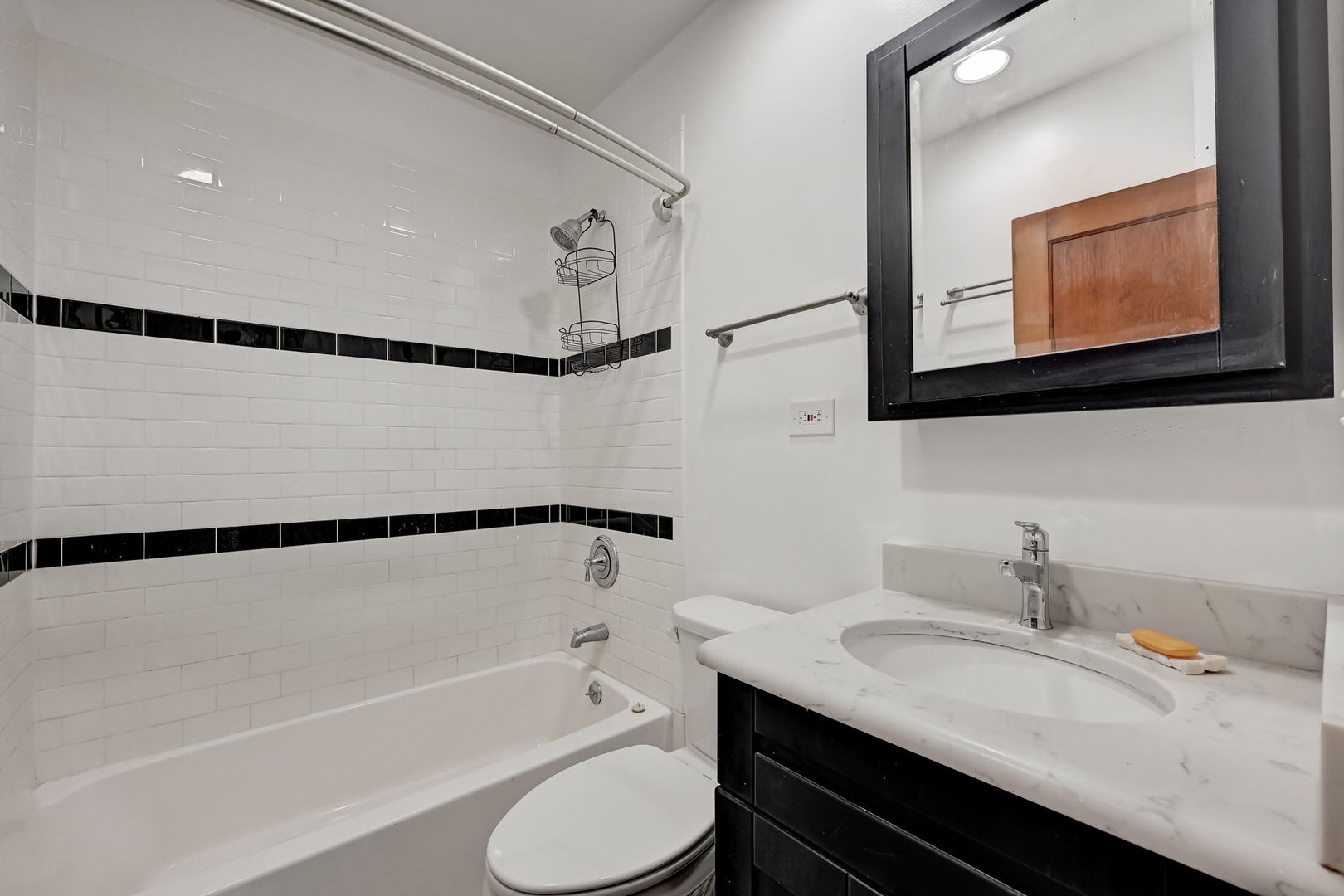 362 River Bluff Road Elgin, IL 60120 - Photo 25 of 57 a bathroom with a sink a mirror and a bathtub