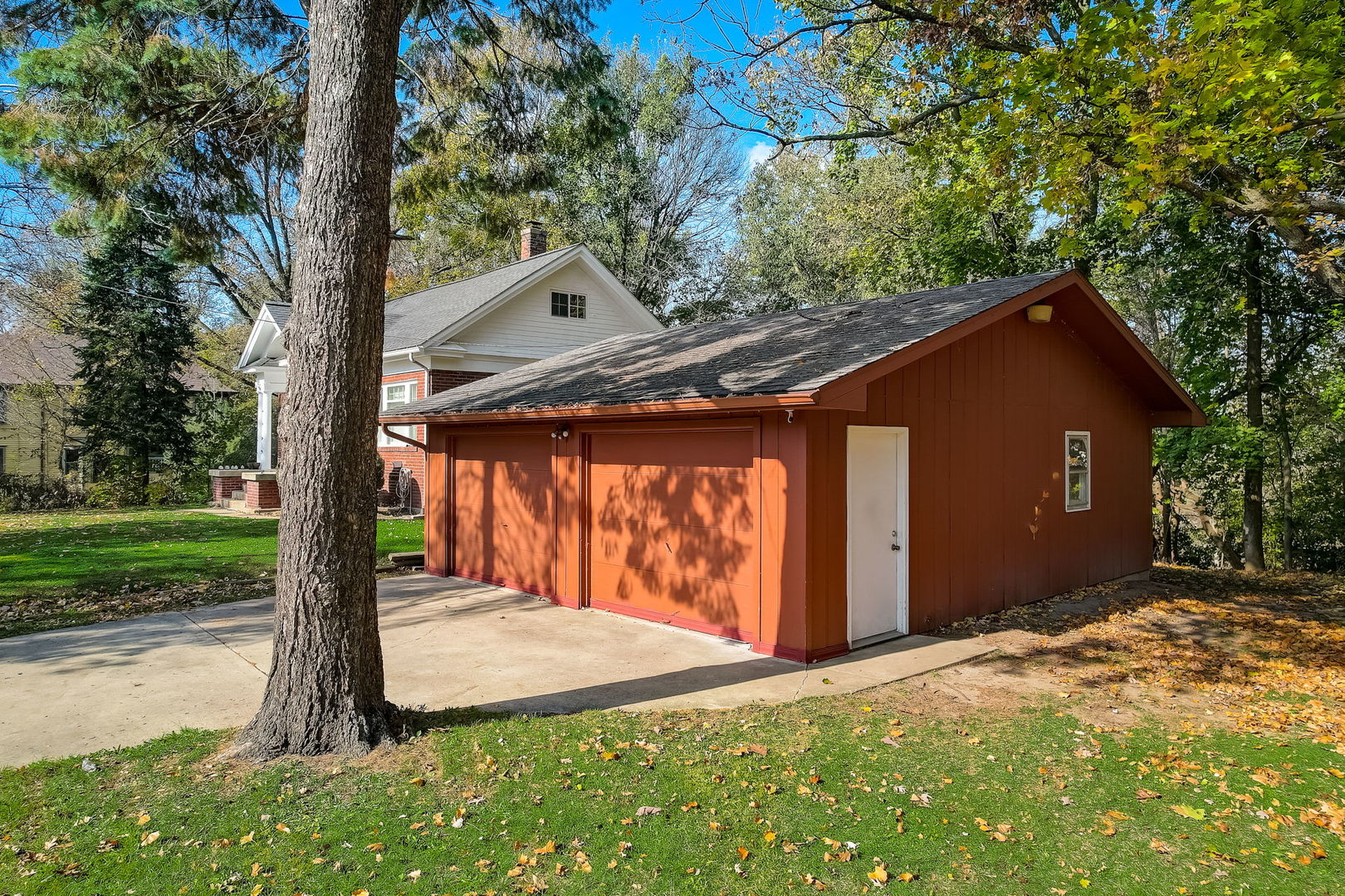 362 River Bluff Road Elgin, IL 60120 - Photo 48 of 57 a backyard of a house with lots of green space