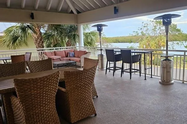 a view of a back yard