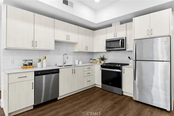 $1,074,800 | 709 East Walnut Street, Unit 227, Pasadena, CA 91101