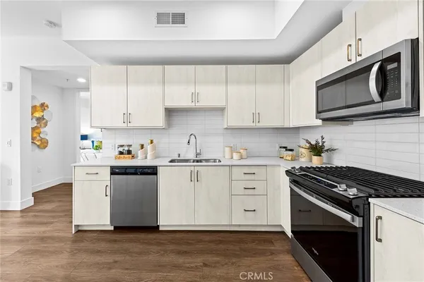 $1,074,800 | 709 East Walnut Street, Unit 227, Pasadena, CA 91101