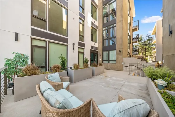 $1,074,800 | 709 East Walnut Street, Unit 227, Pasadena, CA 91101