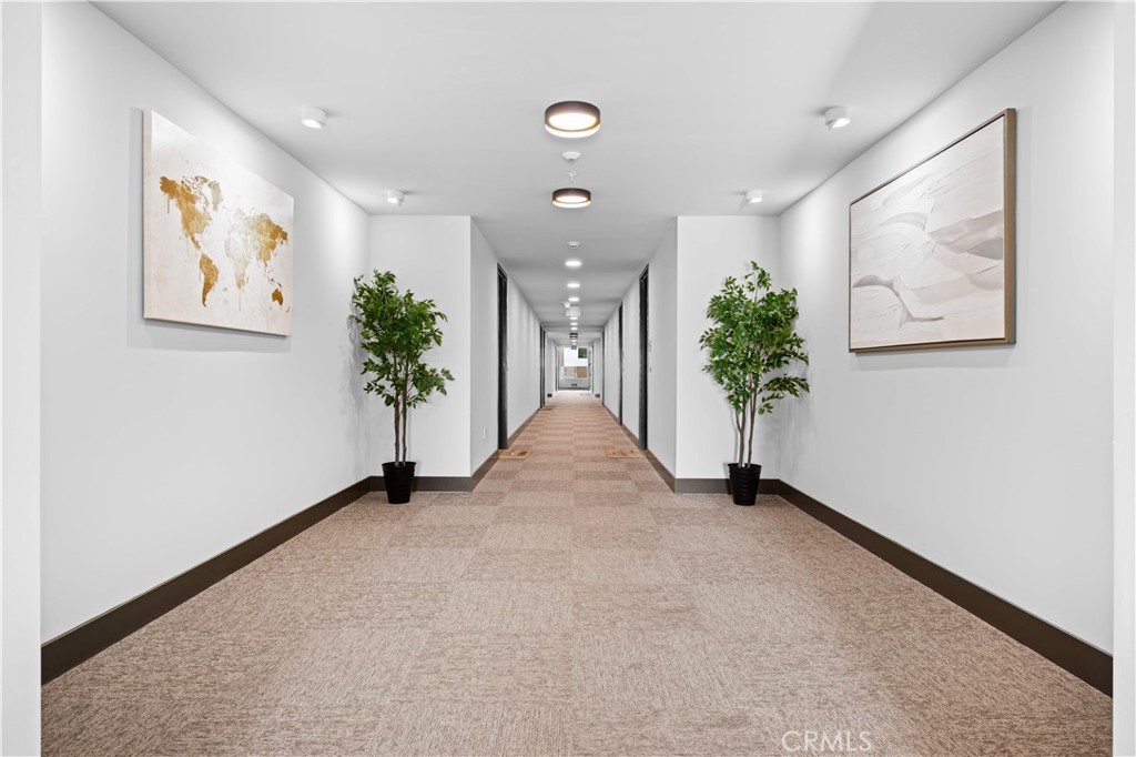 709 East Walnut Street, Unit 227 Pasadena, CA 91101 - Photo 28 of 42 a view of an empty room and potted plant