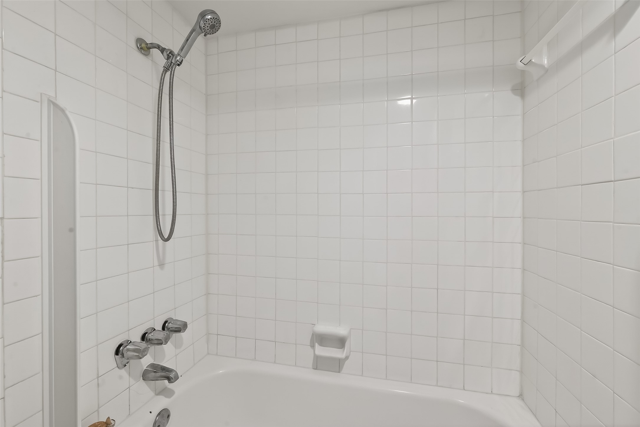 2100 Tanglewilde Street, Unit 740 Houston, TX 77063 - Photo 18 of 40 Sparkling clean guest tub/shower