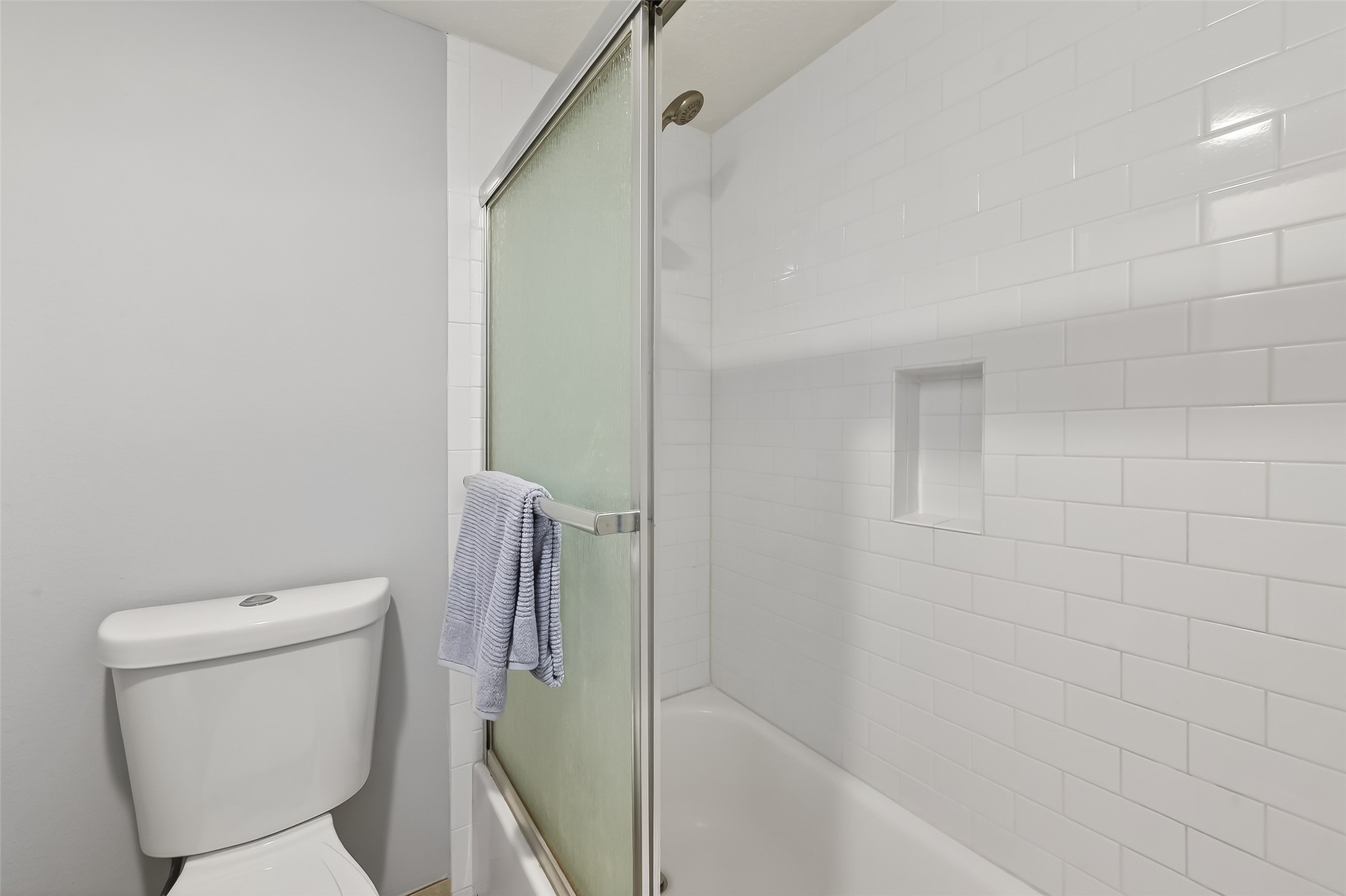 2100 Tanglewilde Street, Unit 740 Houston, TX 77063 - Photo 26 of 40 Private tub/shower room
