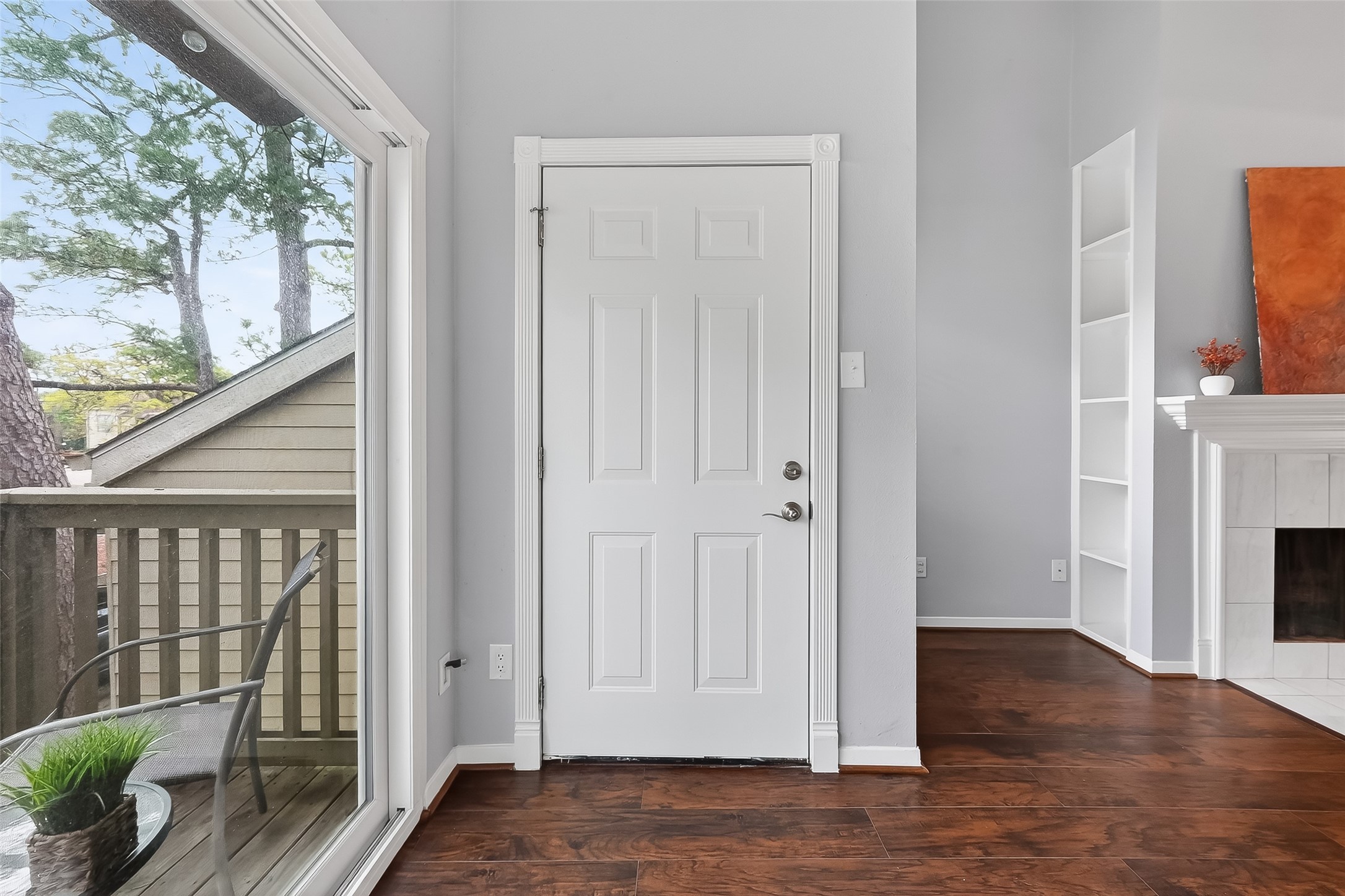 2100 Tanglewilde Street, Unit 740 Houston, TX 77063 - Photo 8 of 40 Light and bright entrance