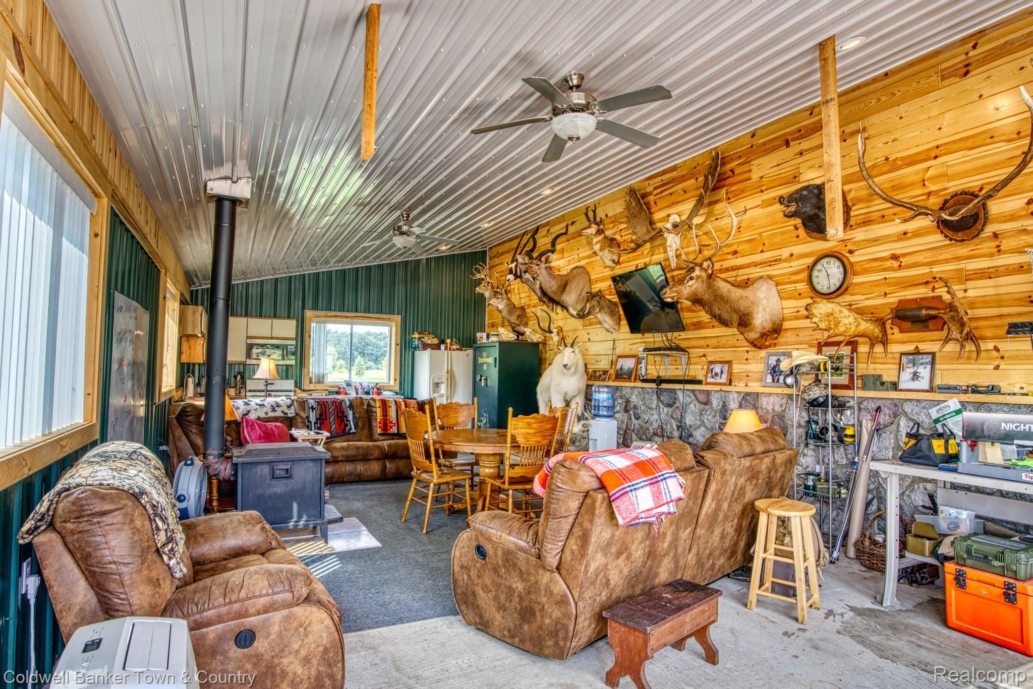8888 Robb Road Fowlerville, MI 48836 - Photo 28 of 32 iving space.jpg
