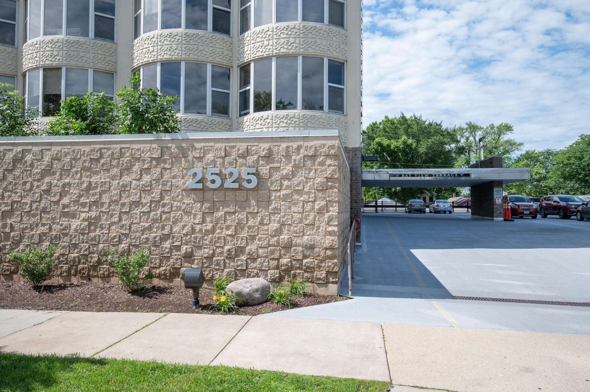 2525 South Shore Drive, Unit 2A Milwaukee, WI 53207 - Photo 2 of 40 2 _SKK0455