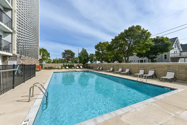 $289,900 | 2525 South Shore Drive, Unit 2A, Milwaukee, WI 53207