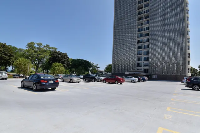$289,900 | 2525 South Shore Drive, Unit 2A, Milwaukee, WI 53207