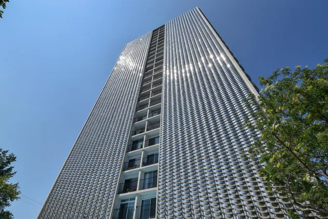 $289,900 | 2525 South Shore Drive, Unit 2A, Milwaukee, WI 53207