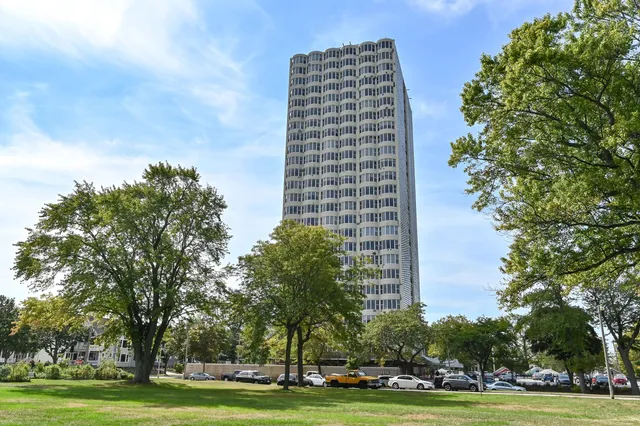 $289,900 | 2525 South Shore Drive, Unit 2A, Milwaukee, WI 53207