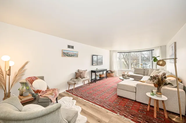 $289,900 | 2525 South Shore Drive, Unit 2A, Milwaukee, WI 53207