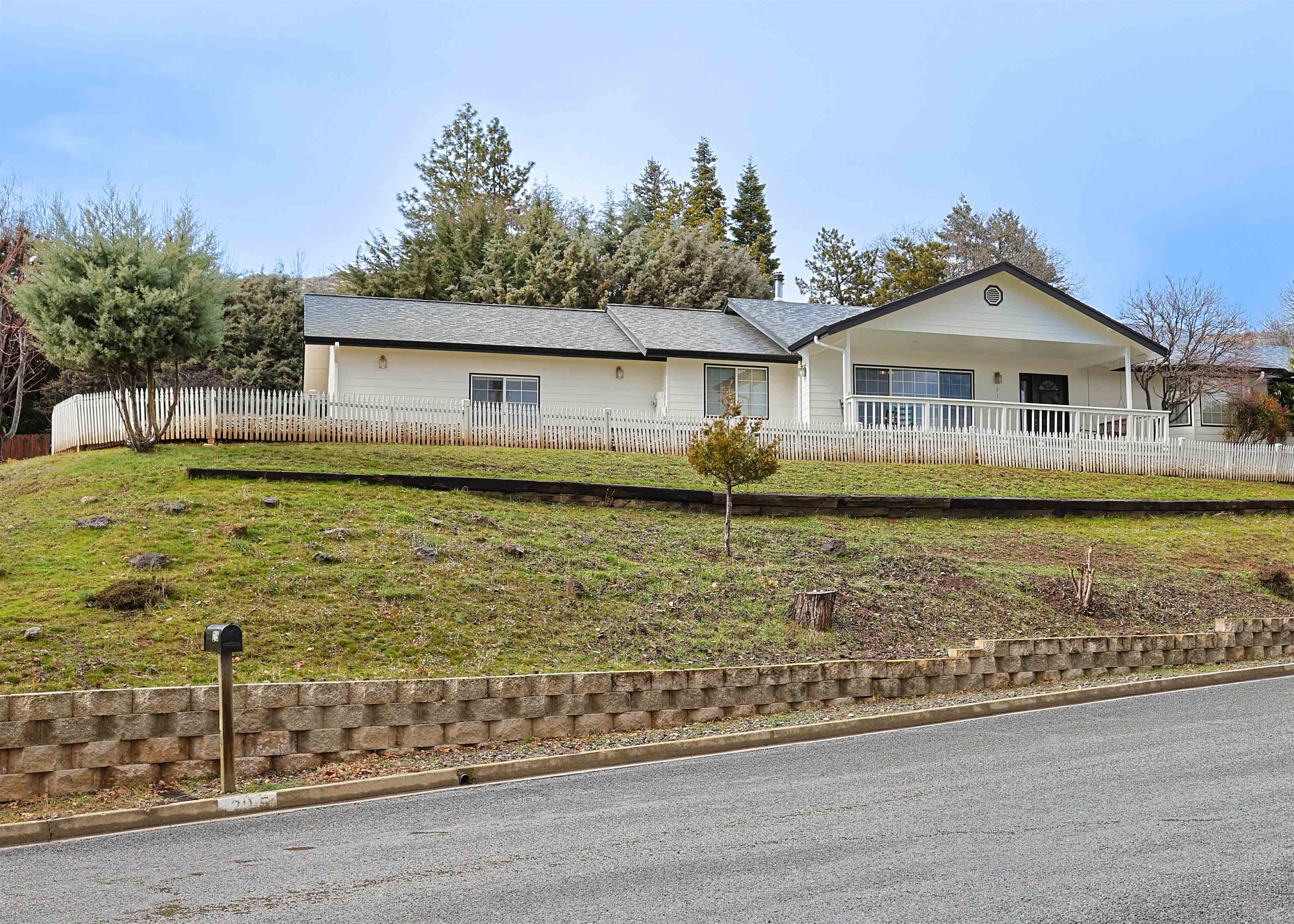 215 Humbug Road Yreka, CA 96097 - Photo 1 of 28 Gallery Image 1