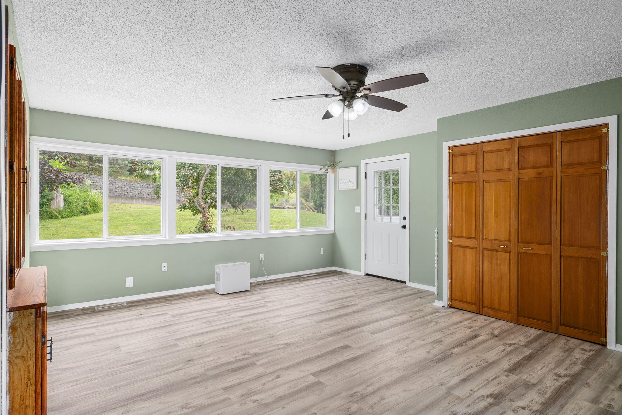 46825 Oak Hill Road Dresbach, MN 55947 - Photo 14 of 25 Second Family Room