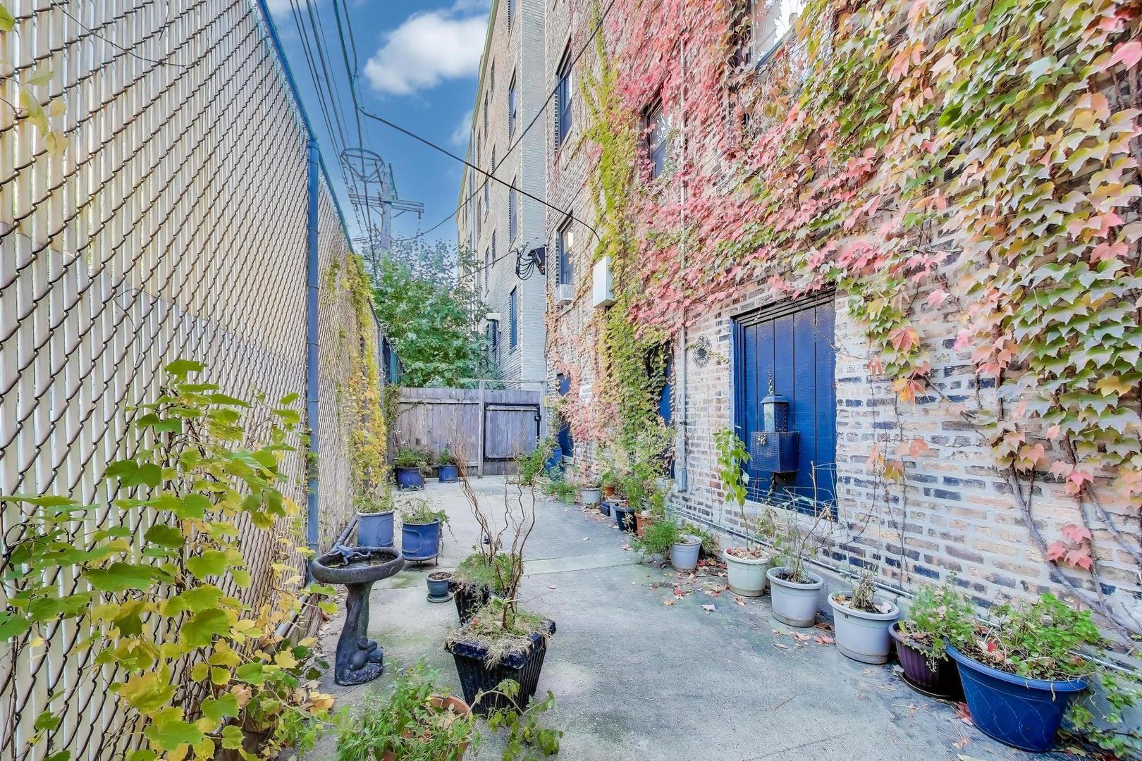 636 West Waveland Avenue, Unit 2E Chicago, IL 60613 - Photo 22 of 23 a backyard of a house with lots of green space