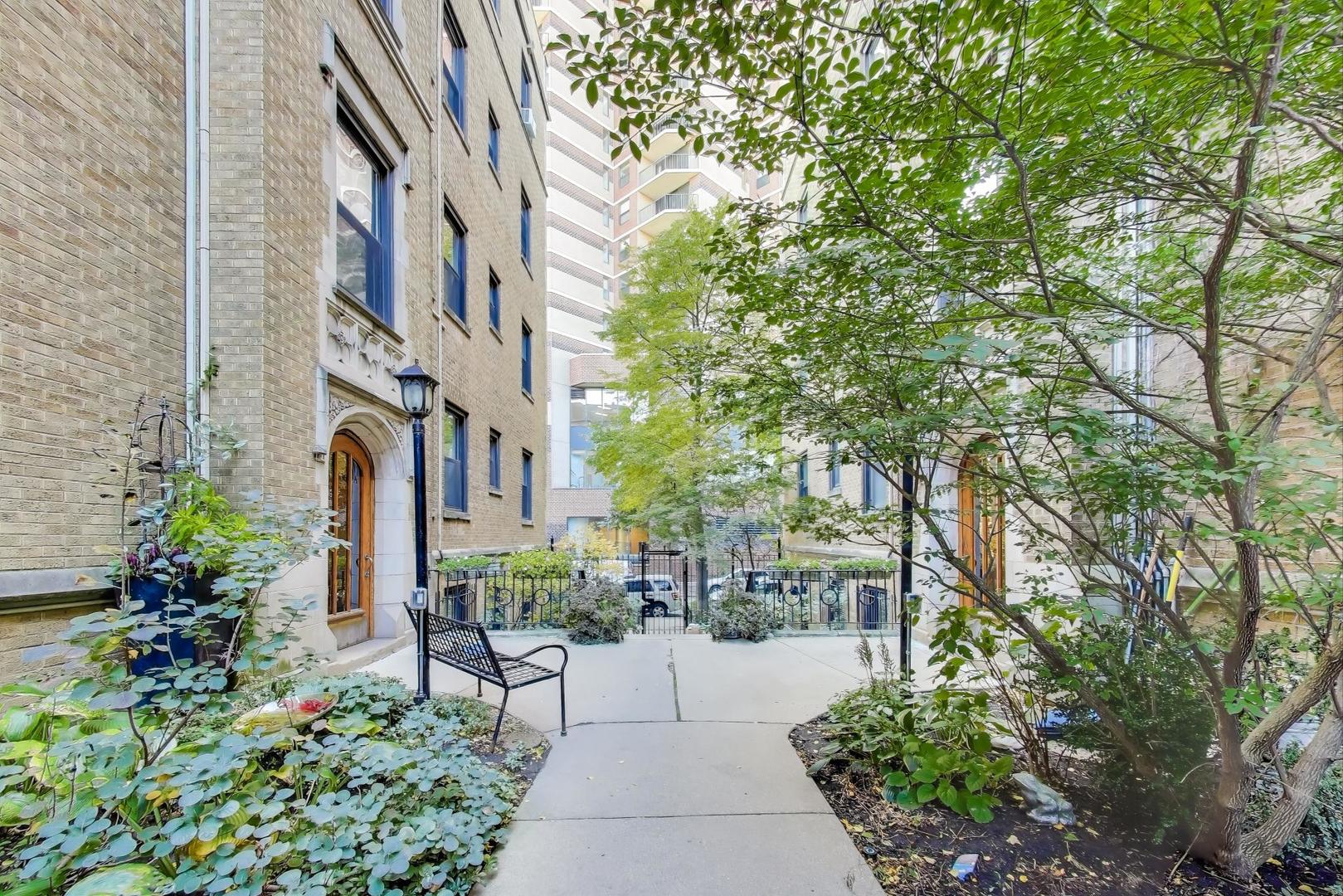 636 West Waveland Avenue, Unit 2E Chicago, IL 60613 - Photo 6 of 23 a view of outdoor space and yard