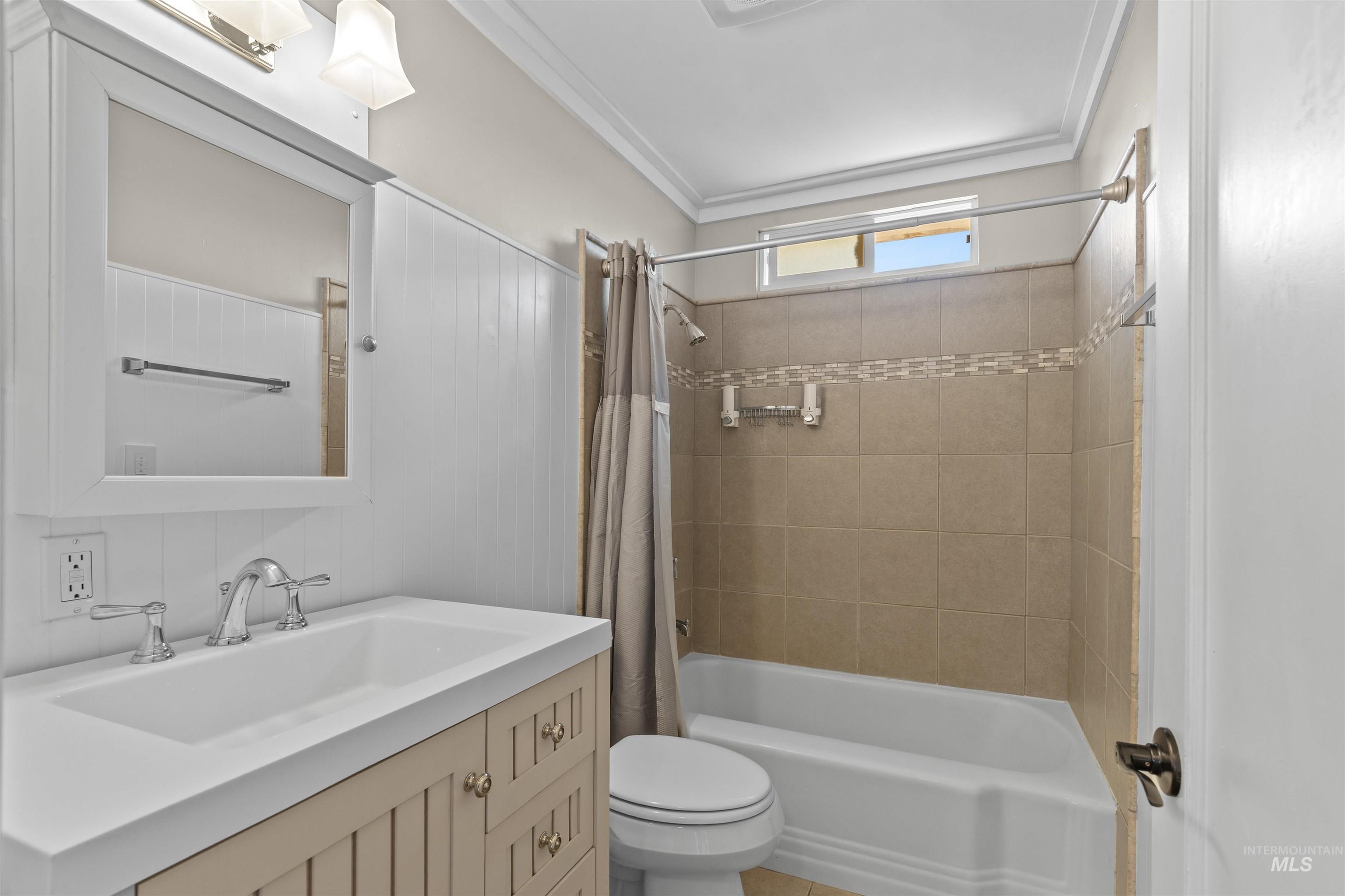 1303 4th Street Clarkston, WA 99403 - Photo 10 of 32 Bathroom with vanity, shower / bath combo, and crown molding