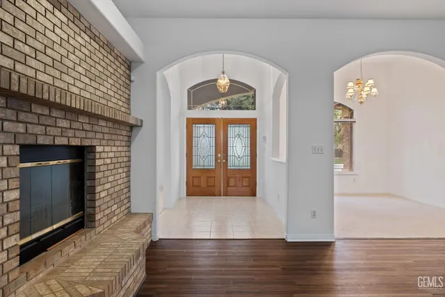 an empty room with windows and ceiling fan