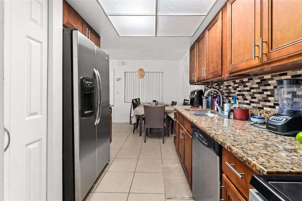 5201 Vineland Road, Unit 112 Orlando, FL 32811 - Photo 6 of 25 a kitchen with granite countertop lots of counter top space
