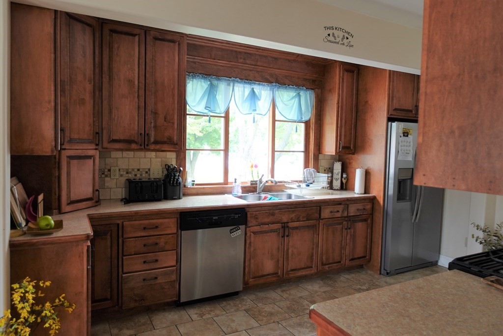416 New Ludlow Road Chicopee, MA 01020 - Photo 3 of 19 Gallery Image 3