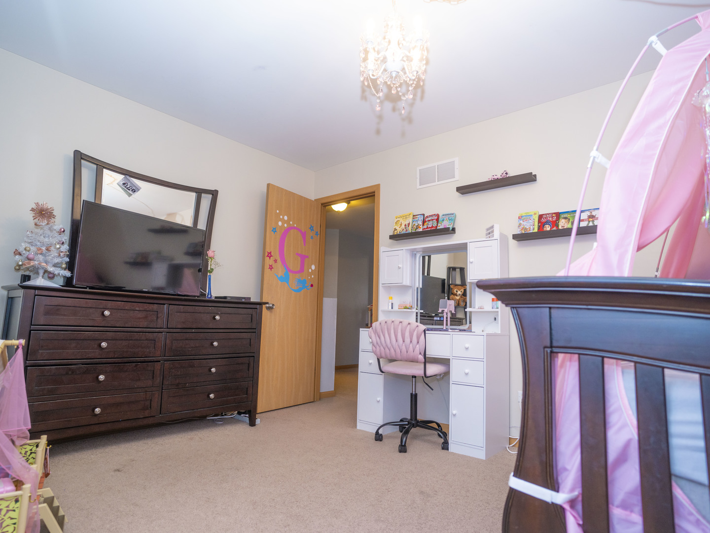 1717 Caton Ridge Drive Plainfield, IL 60586 - Photo 33 of 44 a room with a dresser and a mirror