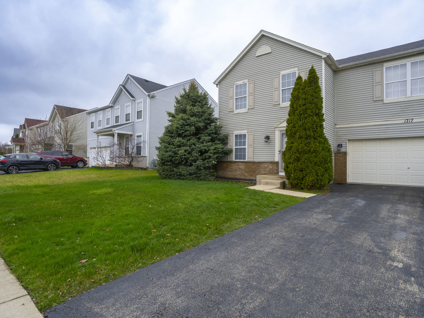 1717 Caton Ridge Drive Plainfield, IL 60586 - Photo 5 of 44 a front view of house with yard and green space