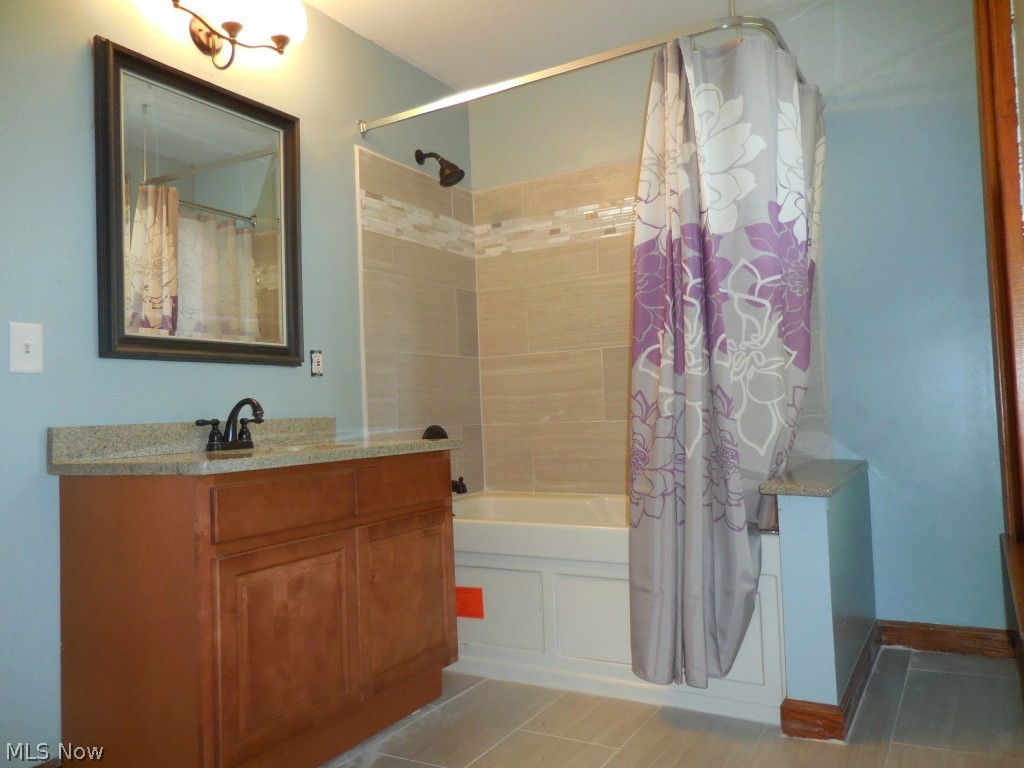 6870 York Road Parma Heights, OH 44130 - Photo 13 of 17 Second Floor Bath