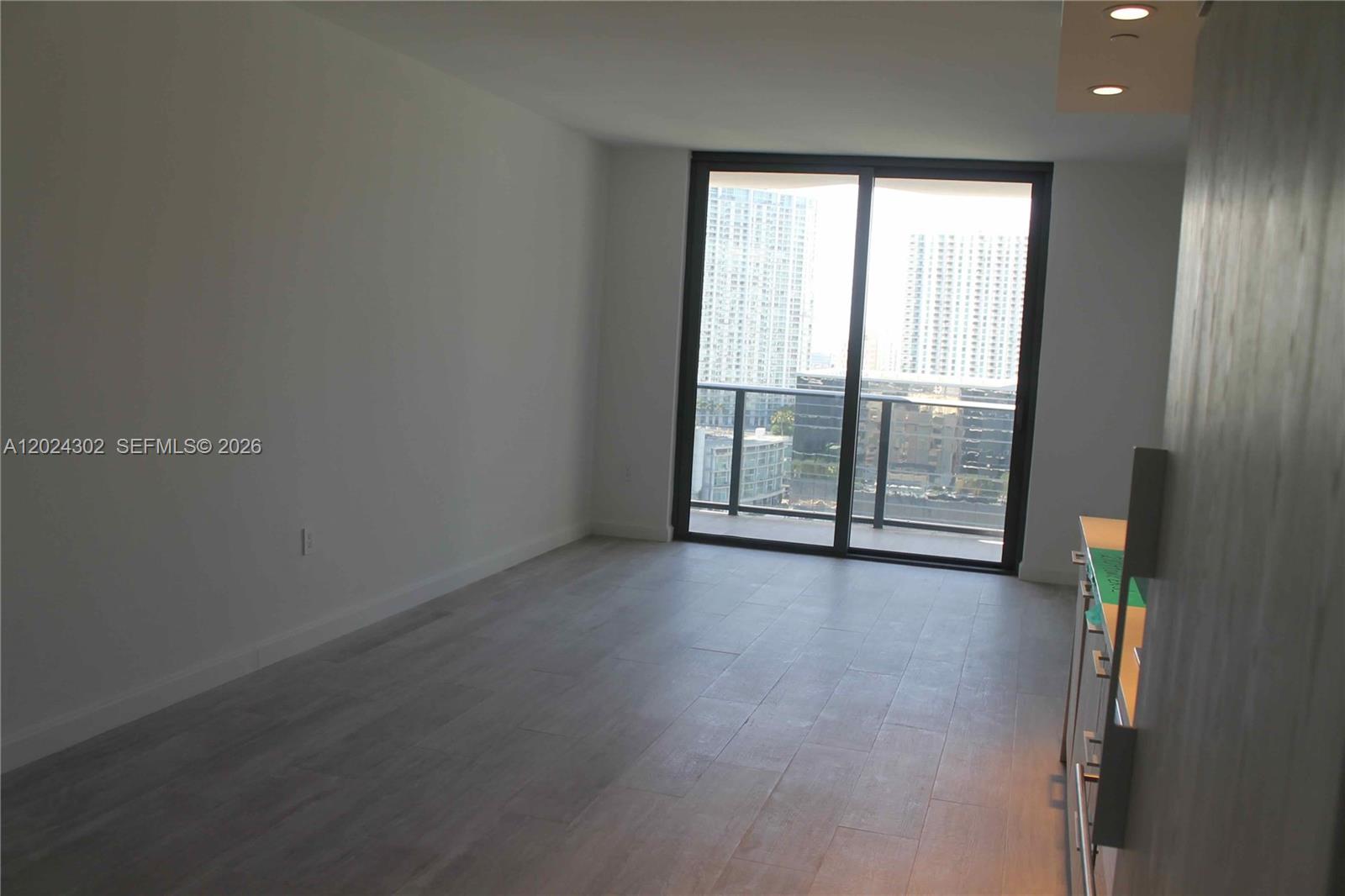 45 Southwest 9th Street, Unit 2109 Miami, FL 33130 - Photo 2 of 40 an empty room with windows