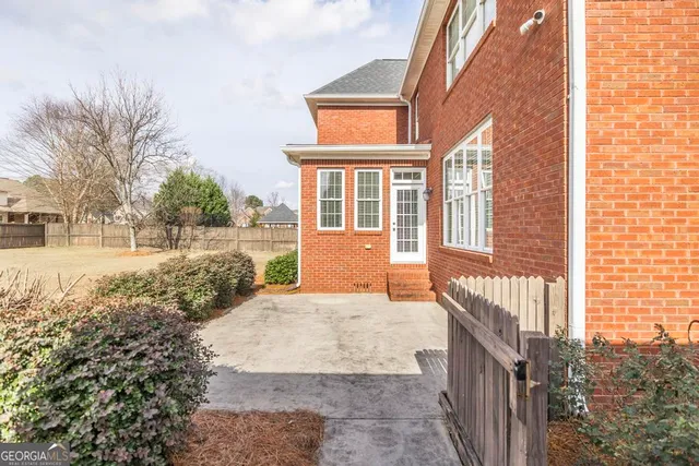a view of a house with backyard and garden