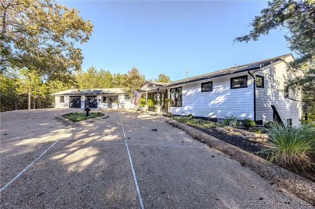 $699,000 | 270 Country Club Shores Road, Camdenton, MO 65020