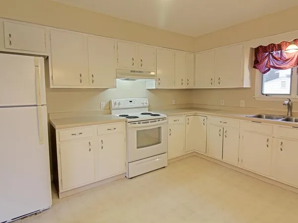 $599,000 | 5 Birchwood Lane, Burlington, VT 05408