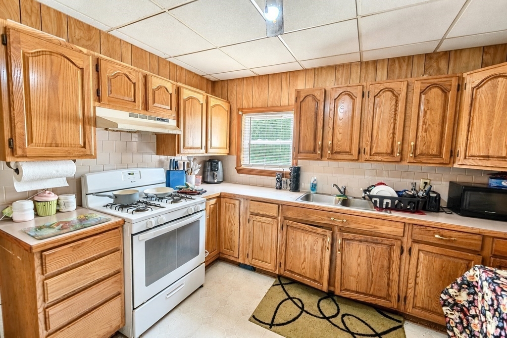 552 Alden Street Fall River, MA 02723 - Photo 3 of 9