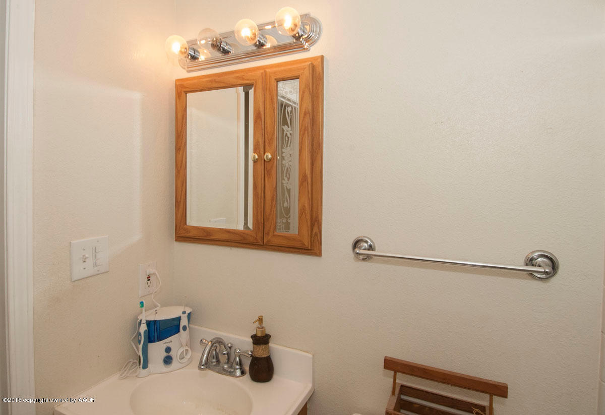 4418 South Lipscomb Street Amarillo, TX 79110 - Photo 18 of 33 BATHROOM 2 VIEW 1