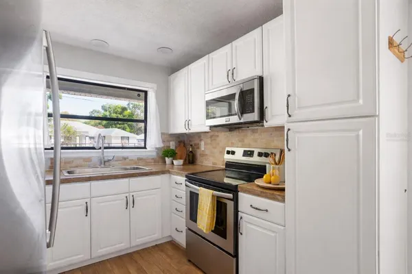 $299,900 | 26312 Sleepy Hollow Street, Sorrento, FL 32776