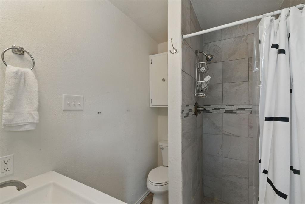 306 Chism Trail Gordon, TX 76453 - Photo 10 of 38 a bathroom with a shower toilet and sink