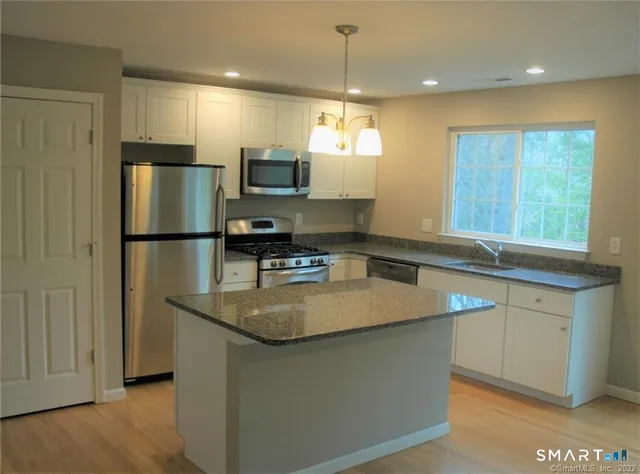 $2,550 | 16 Riverview Court, Unit 16, Brookfield, CT 06804