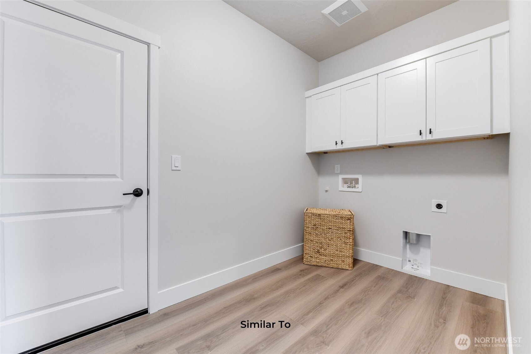 523 North Lessor Loop Moses Lake, WA 98837 - Photo 25 of 25 a room with wooden floor and closet