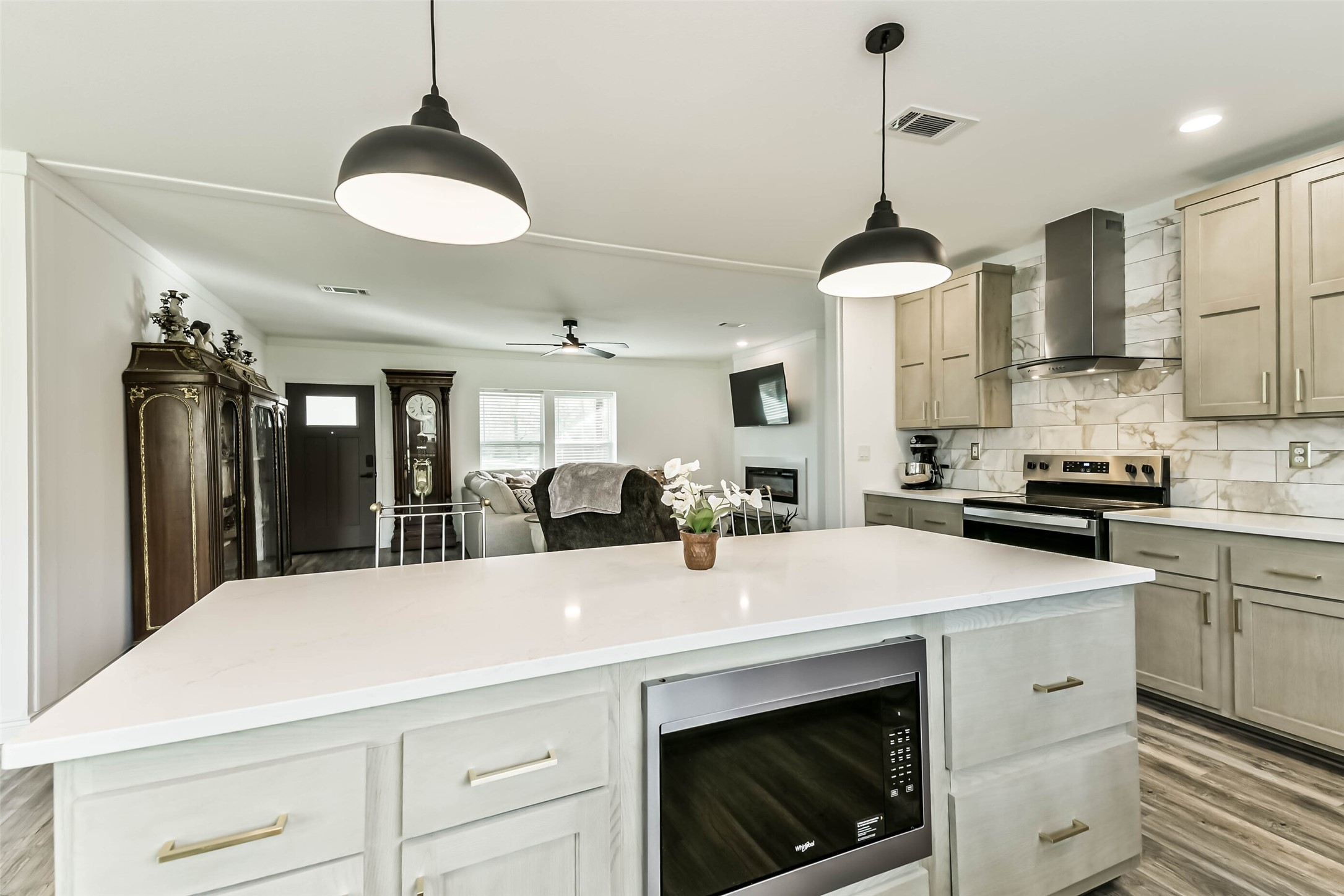 17700 Fregia Road Hull, TX 77564 - Photo 7 of 42 Island with pots & pans drawers, & pendant lighting
