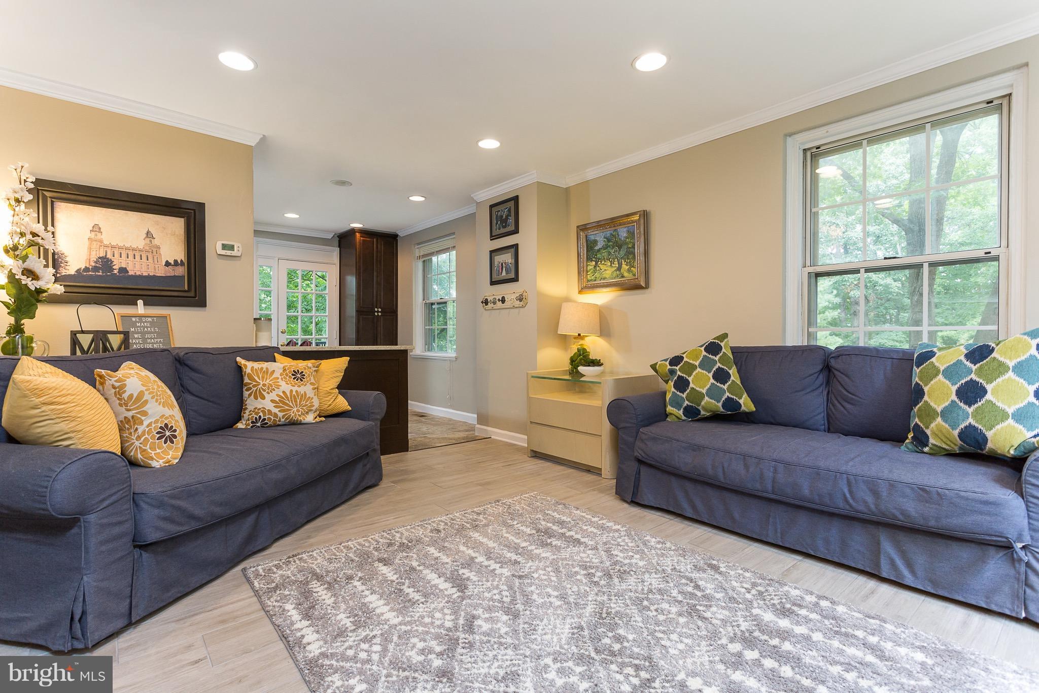4813 27th Road South Arlington, VA 22206 - Photo 6 of 29 Living Room