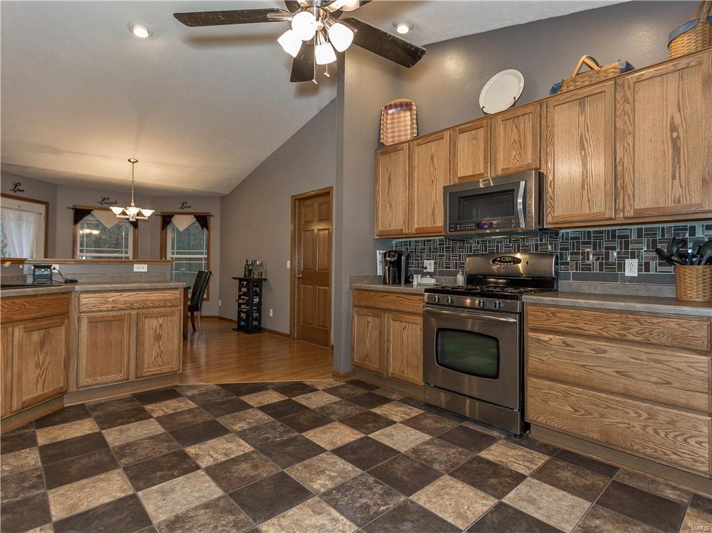 9380 Vfw Road Staunton, IL 62088 - Photo 17 of 45