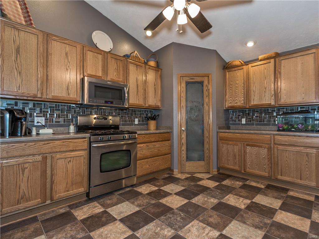 9380 Vfw Road Staunton, IL 62088 - Photo 18 of 45