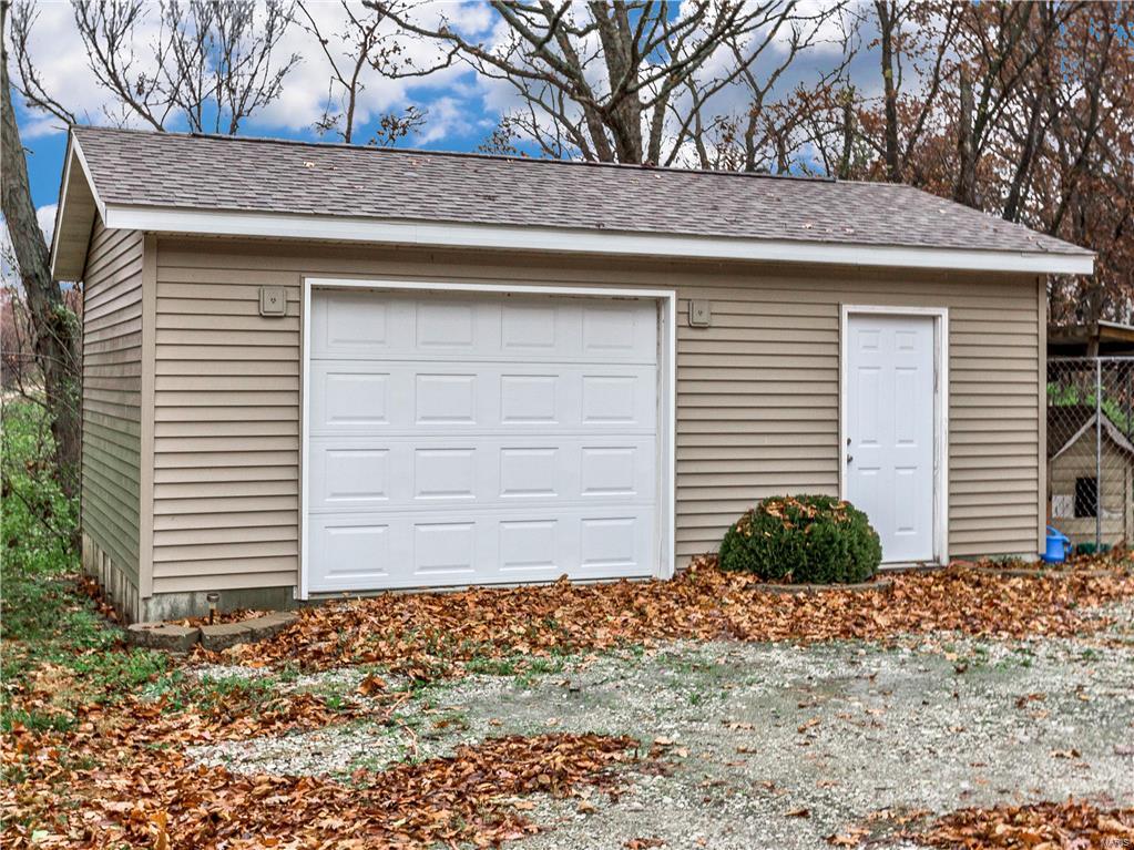9380 Vfw Road Staunton, IL 62088 - Photo 4 of 45