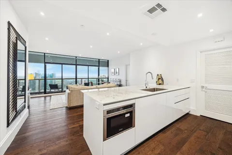 $634,900 | 1701 Hermann Drive, Unit 30D, Houston, TX 77004