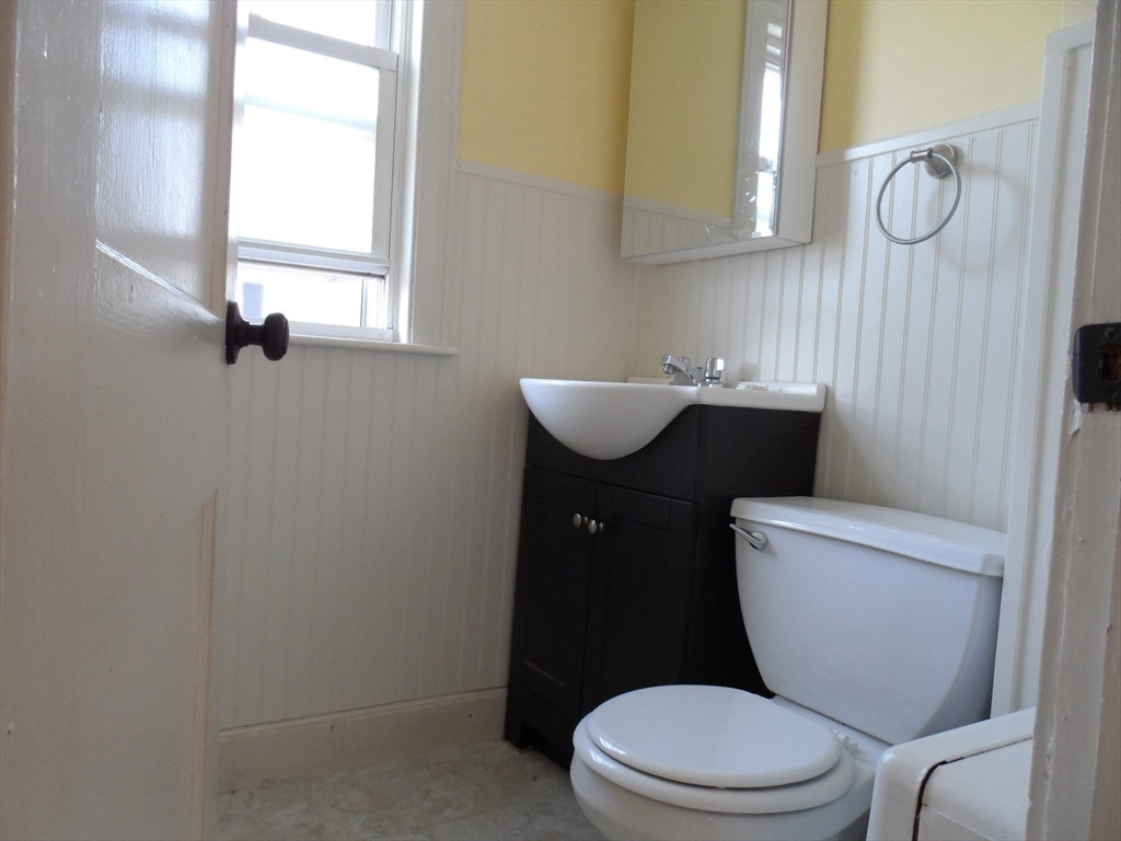 11 Chestnut Street, Unit 2R Wakefield, MA 01880 - Photo 4 of 10