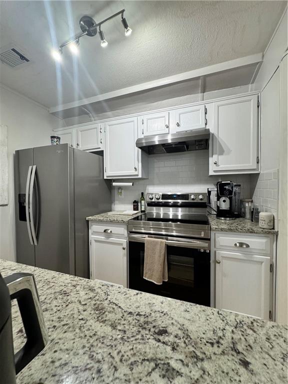 24311 Plantation Drive Northeast Atlanta, GA 30324 - Photo 20 of 31 a kitchen with stainless steel appliances granite countertop a sink stove and refrigerator