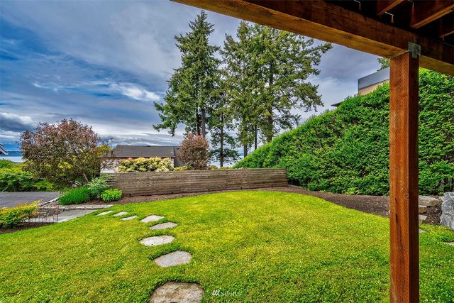 a view of back yard of the house