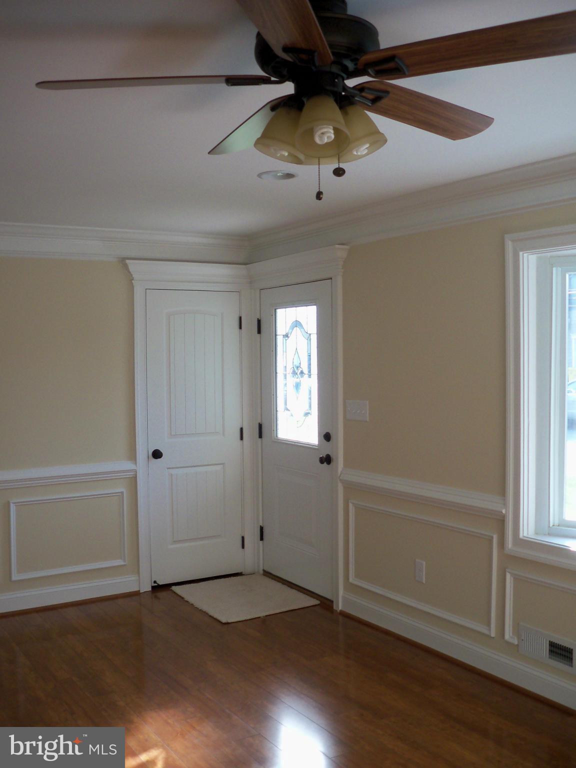 160 Roland Road Pasadena, MD 21122 - Photo 3 of 30 Living Room