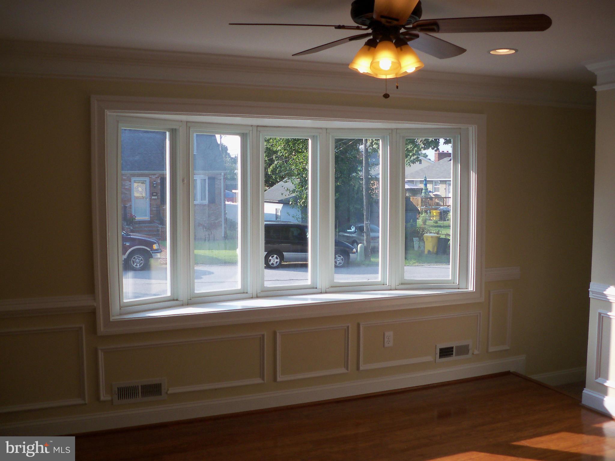 160 Roland Road Pasadena, MD 21122 - Photo 4 of 30 Living Room